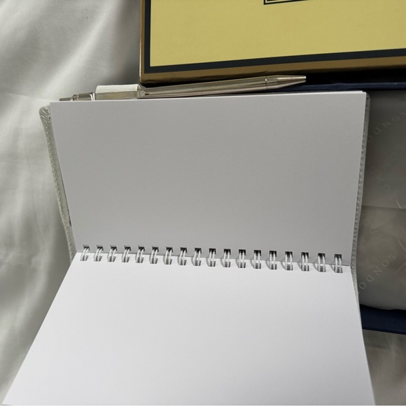 Clinique White Leather Wallet - Picture 4 of 5